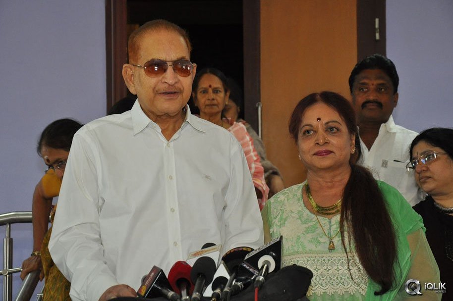 Krishna-And-Vijaya-Nirmala-Pressmeet-About-Nandini-Nursing-Home-Movie